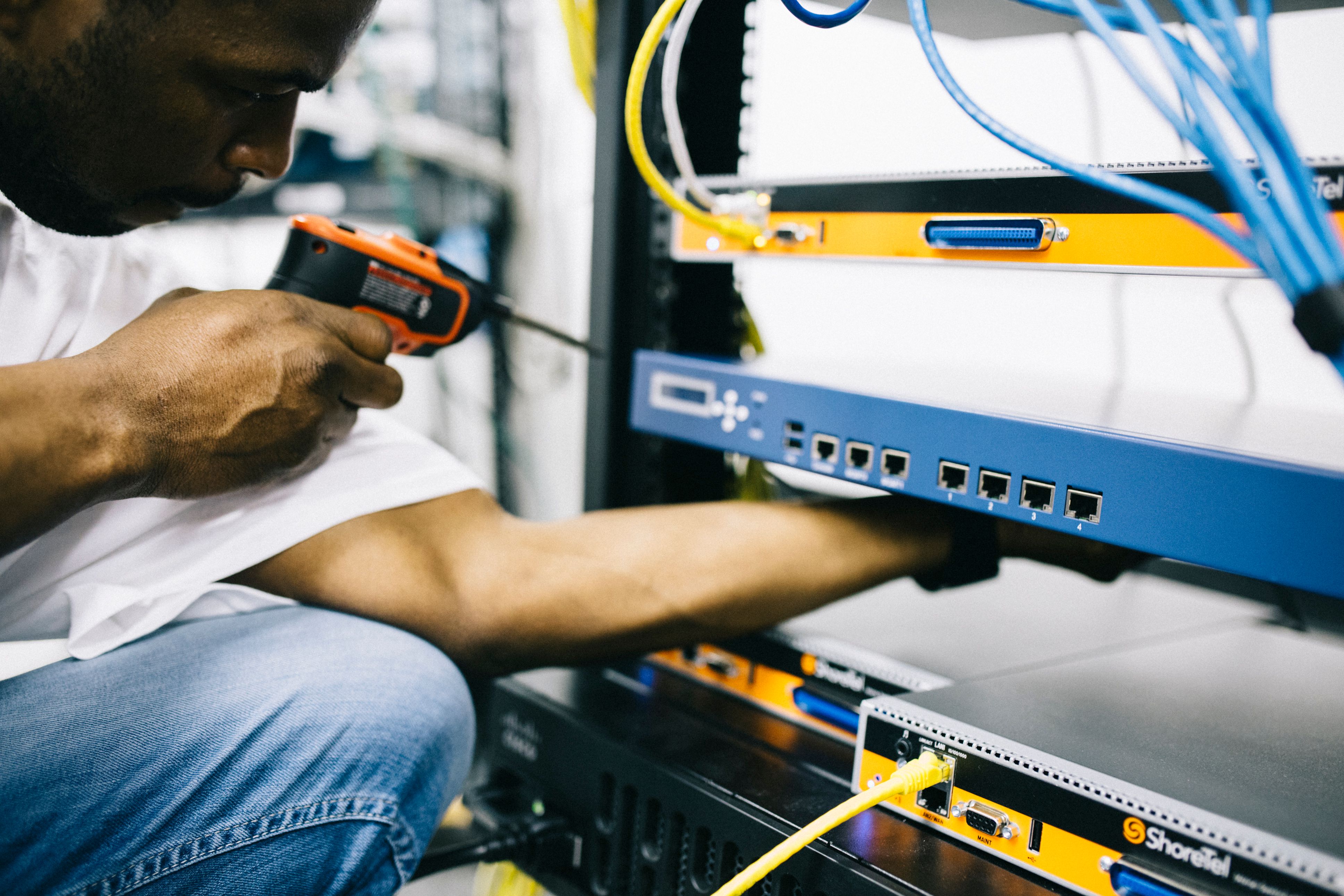 Techniker bei Netzwerk- und Telekommunikationsarbeiten